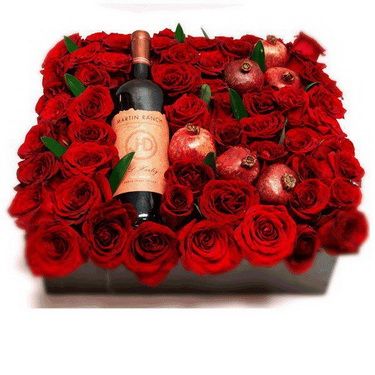 Rotwein in einem Bett aus 50 Rosen, mit Granatapfel