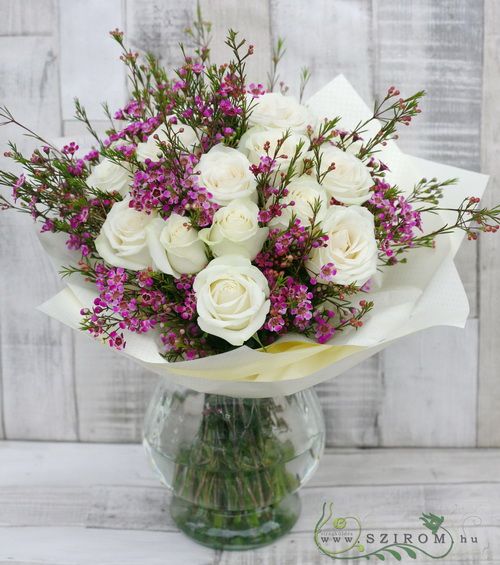 19 szál fehér rózsa rózsaszín viaszvirággal vázával