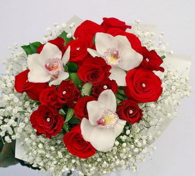16 vörös rózsa 3 orchideával, 5 rezgővel, kristály tűk