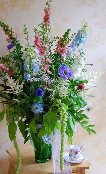 magas, fürtös virágok, vázában (17 szál)