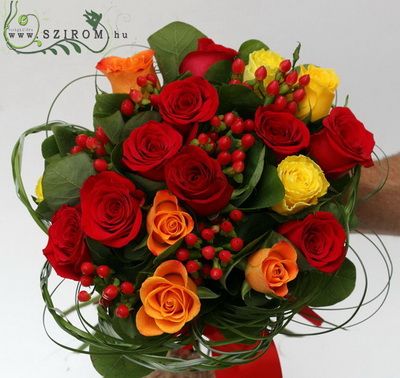 17 Rosen mit 6 Hypericum Beeren