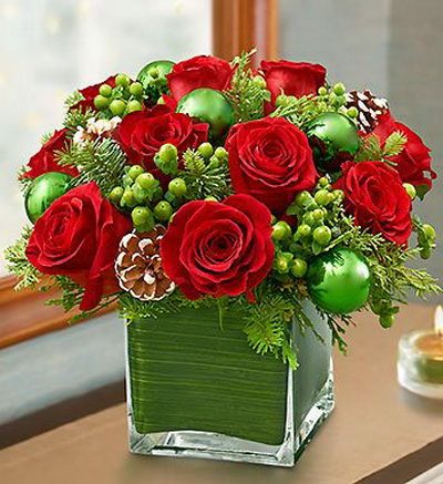 Glaswürfel mit 11 roten Rosen und grünem Dekor