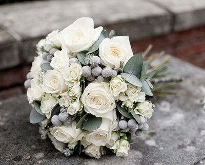 weiße Rosen mit silbernen Brunia (20 Stämme)