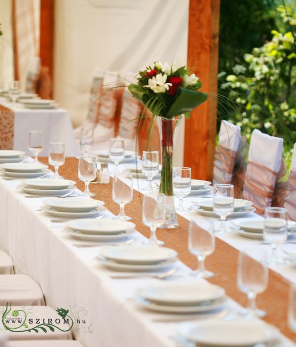 vase arrangement of roses and freesias Kőhegy Restaurant Üröm, (red, white), wedding