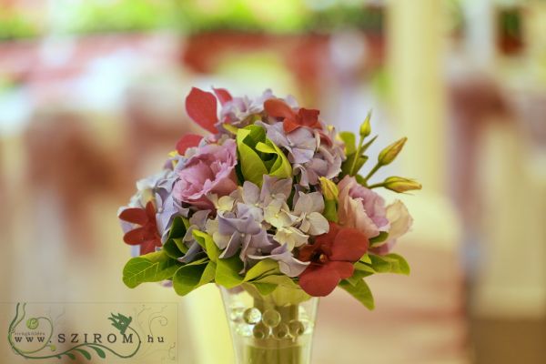 Wedding flower arrangement with apples, Csónakház Budapest (hydrangea, lisianthus, mokara orchids, purple)