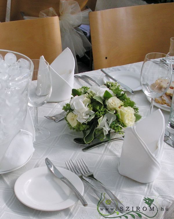 kis kerek asztaldísz (hortenzia, rózsa, liziantusz, gomb krizi, sedum), esküvő
