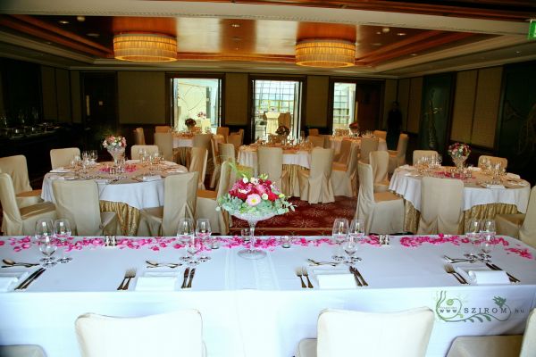 Main table centerpiece, Four Seasons Gresham Budapest (coctail cup, rose, lisianthus, orchid, statice, dark red, pink), wedding