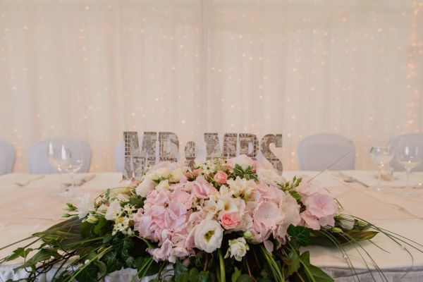 Main table centerpiece with pink hydrangeas and freesias Academy Golf Budapest (pink), wedding