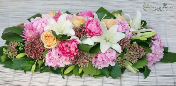 Main table centerpiece with dahlias, roses and hydrangeas (peach, pink, white), wedding