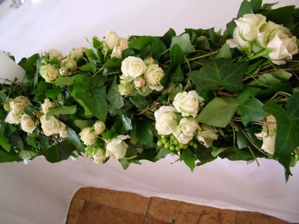 Main table centerpiece (spray roses, cream), Dudok Budapest, wedding