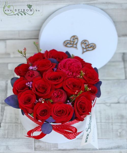red roses and english roses in box with hearts   (18 stems)