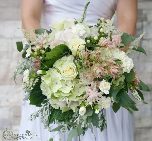 Menyasszonyi csokor nagy bozontos gömb (mini protea, hortenzia, rózsa, szegfű, hypericum, astilbe )