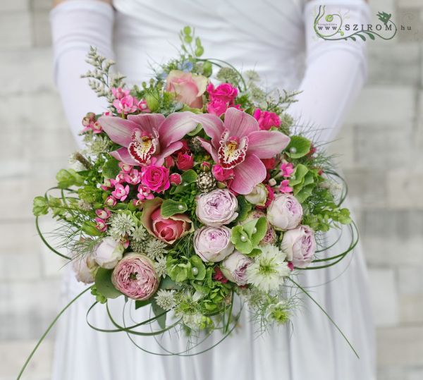 Menyasszonyi csokor  elegáns orchideás (rózsa,astrantia, angol rózsa,bouvardia, molucela , bokros rózsa, cymbidium ,limonium, rózsaszín)