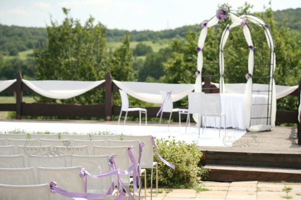 wedding gate with purple flowers, Petneházy Club