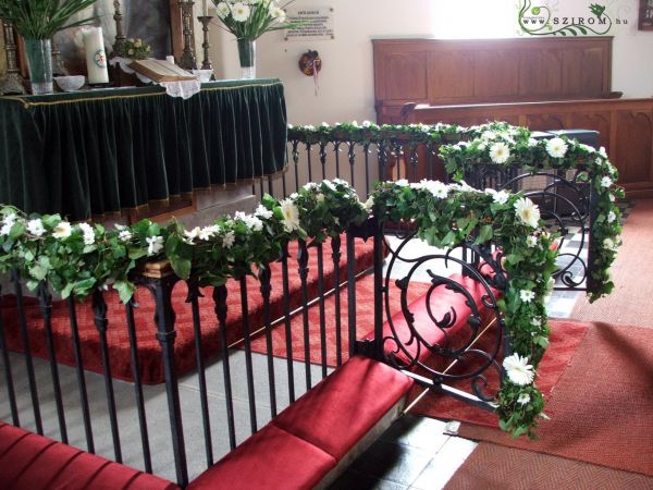 templom díszítés (gerbera, krizantém, fehér), esküvő