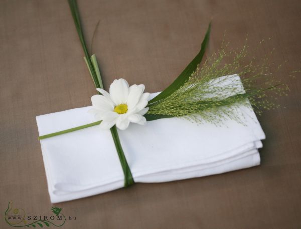 szalvéta díszítés virággal, kehér krizi, esküvő