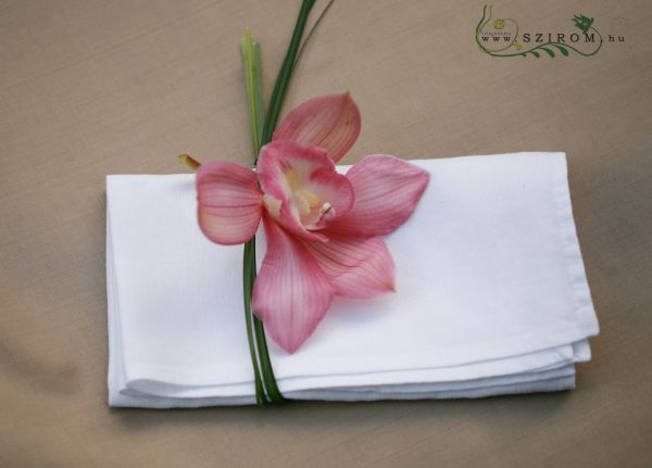 szalvéta díszítés virággal, rózsaszín orchidea, esküvő
