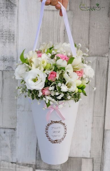 Romantic small bouquet in a box with silk handle (13 stems)