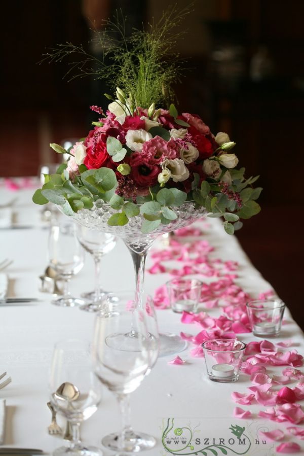 Koktélpohár esküvői asztaldísz, Four Seasons Hotel Gresham Palace Budapest (liziantusz, rózsa, orchidea, rózsaszín, bordó)