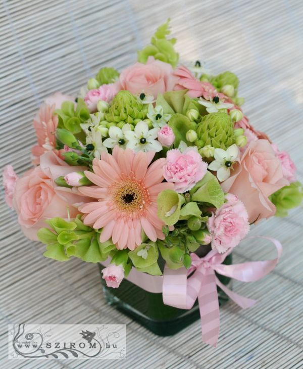 Asztaldísz (ornithogalum, gerbera, szegfű, rózsa, rózsaszín), esküvő