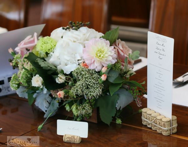 Haraszthy Vallejo Etyek vineyards, menü card, name card, centerpiece, corks and grapes (white, peach, hydrangea, rose, dahlia), wedding