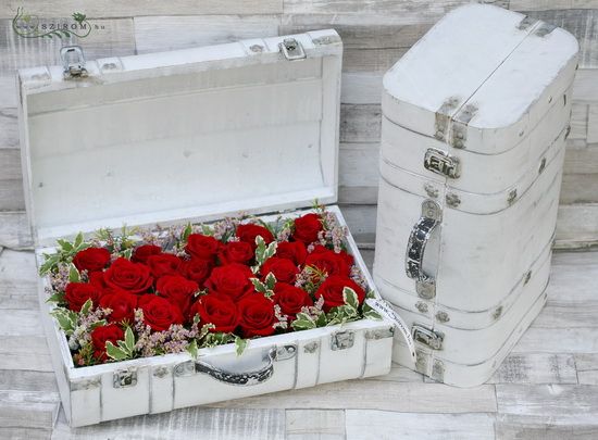 Suitcase of roses 22 stems + small flowers (28x45cm)