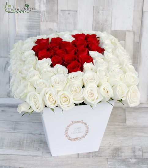 Blumenkasten mit 90 weißen Rosen mit roten Herz