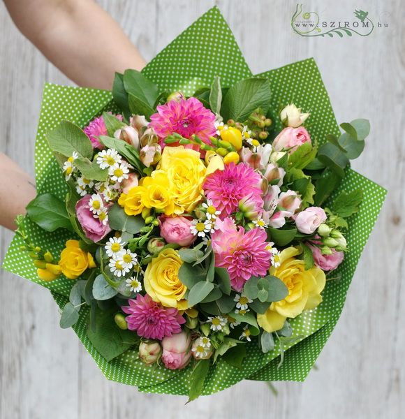 Round bouquet with dahlias (19 stems)