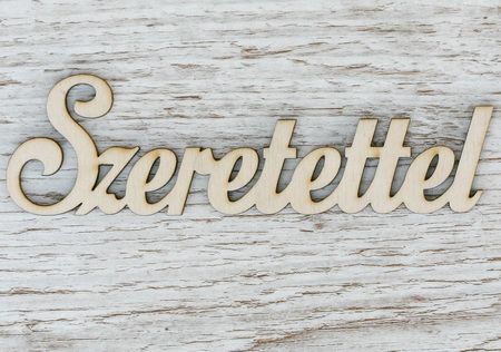 Szeretettel fa felirat (15cm)
