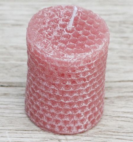 Méhviasz mintás rózsaszín gyertya (6cm)