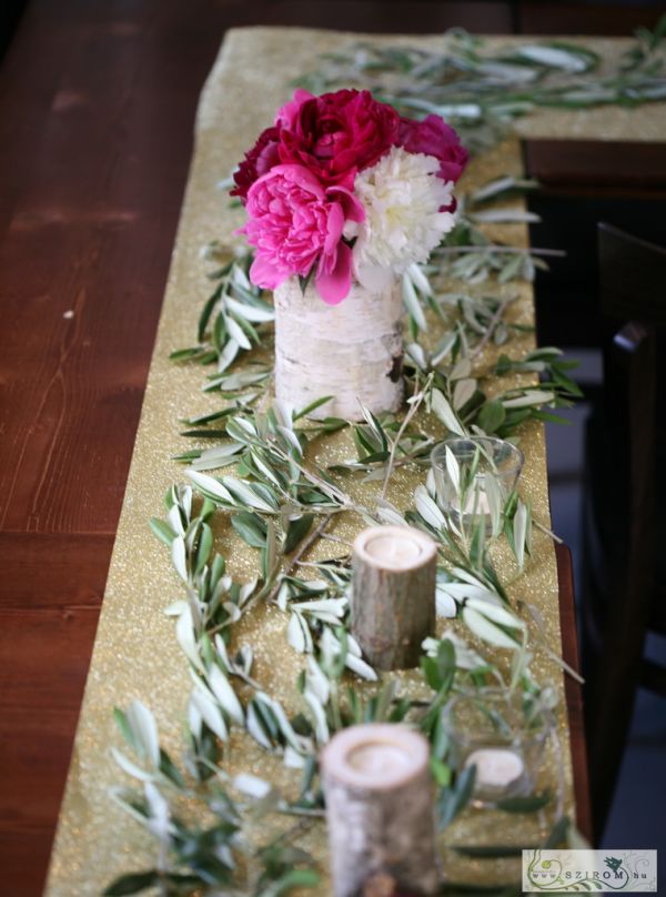 Blumenarrangement in einem Trottel mit Pfingstrosen und Özweig (rosa, rot, weiß) Semmi Extra, Budapest