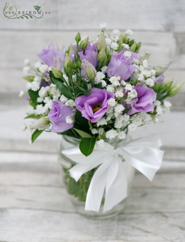 Kleiner Blumenstrauß in der Vase (lila Lisianthus, Baby Gypsophila)