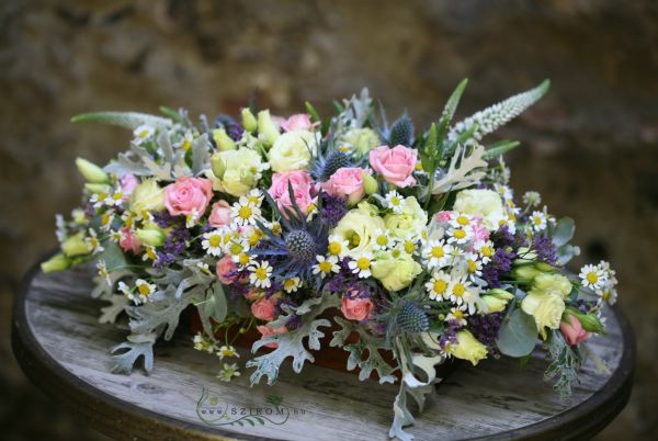 Blumenanordnung mit wilden Blumen (Sprayrose, Lisianthus, Eryngium, Kamille) Pavillon de Paris, Budapest