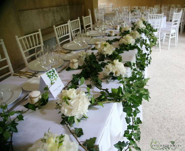 Masterpiece with amber motifs (white alstroemeria, hydrangea, amber) Vajdahunyad vára, Budapest, wedding