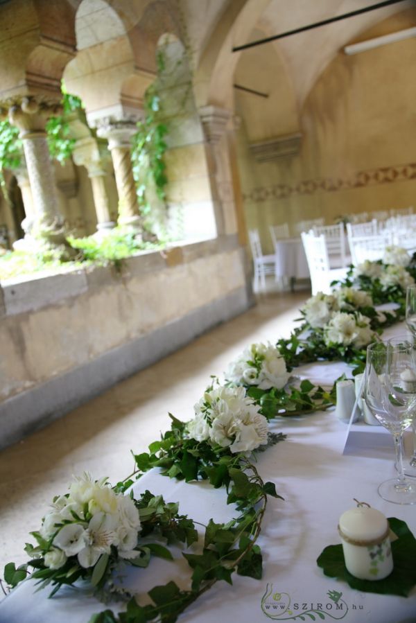 Masterpiece with amber motifs (white alstroemeria, hydrangea, amber) Vajdahunyad vára, Budapest, wedding