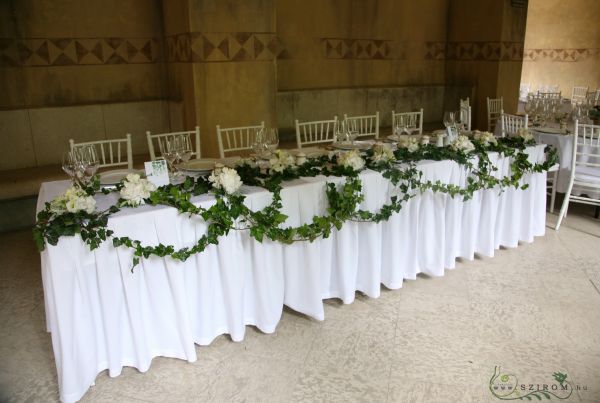 Masterpiece with amber motifs (white alstroemeria, hydrangea, amber) Vajdahunyad vára, Budapest, wedding