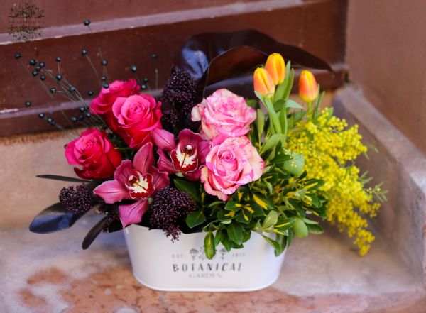 Színátmenetes virágtál orchideával, rózsával, mimózával, tulipánnal (12 szál)