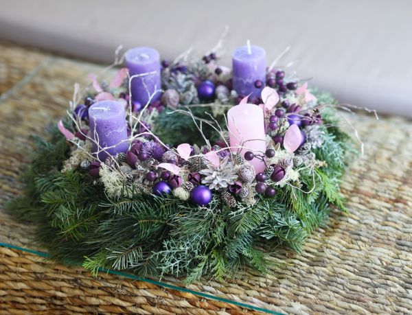 Adventskranz in traditionellen Farben, Rosa, Lila, mit Tannenzweigen
