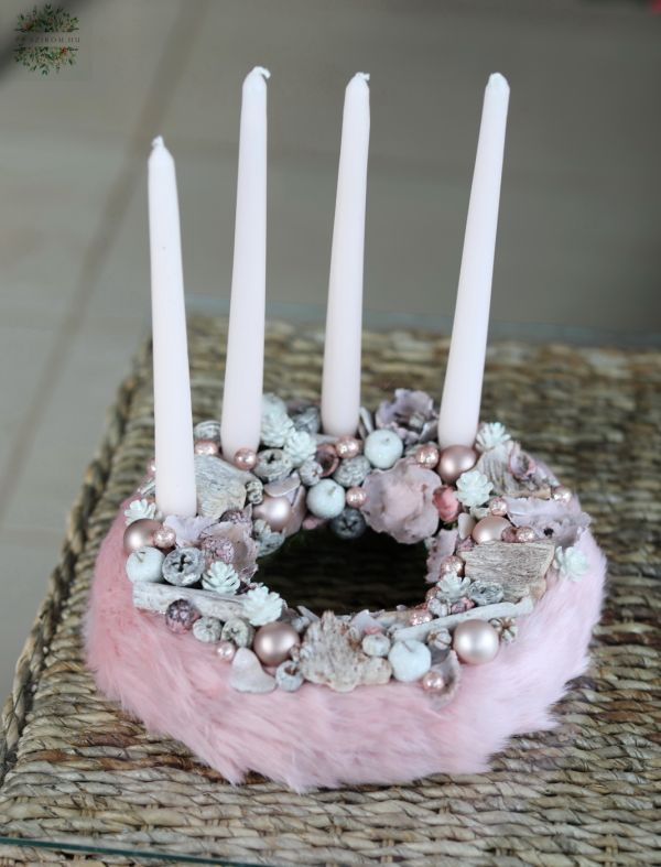 Adventi koszorú rózsaszín szőrmével (27cm)