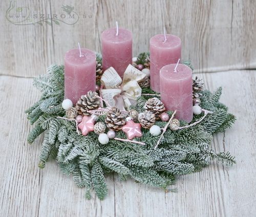 Adventskranz mit rosafarbigen Kerzen auf lebendem Kiefernhintergrund  (35cm)