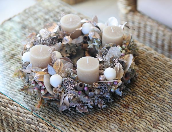 Adventi koszorú nagy, pezsgő színű termésekkel