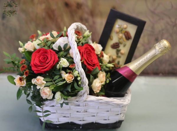 Geschenkkorb mit Blumen, Pralinen und Champagner