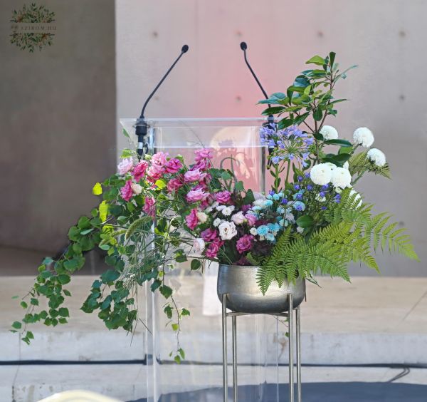 Állódísz virágdekoráció rendezvényre, esküvőre, kék, rózsaszín (liziantusz, agapanthus, santini, krizi, Aranybástya étterem Budpest)