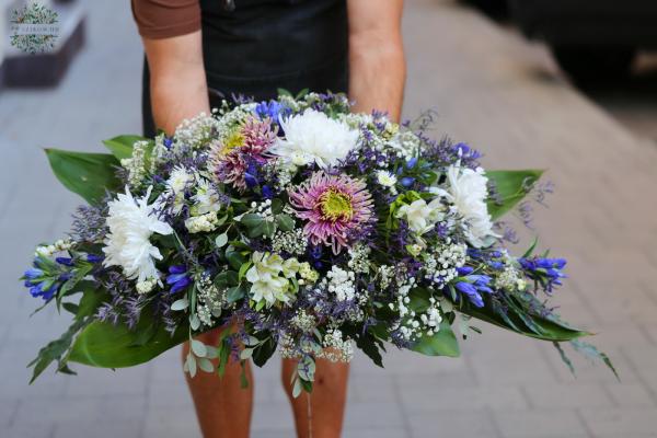 kleines blumiges Tischgesteck mit großen Chrysanthemen (37 Stiele, 70 cm)