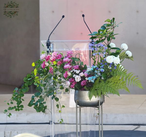 Standing flower decoration for event, wedding, blue, pink (lisianthus, agapanthus, santini, krizi, Aranybástya restaurant Budapest)