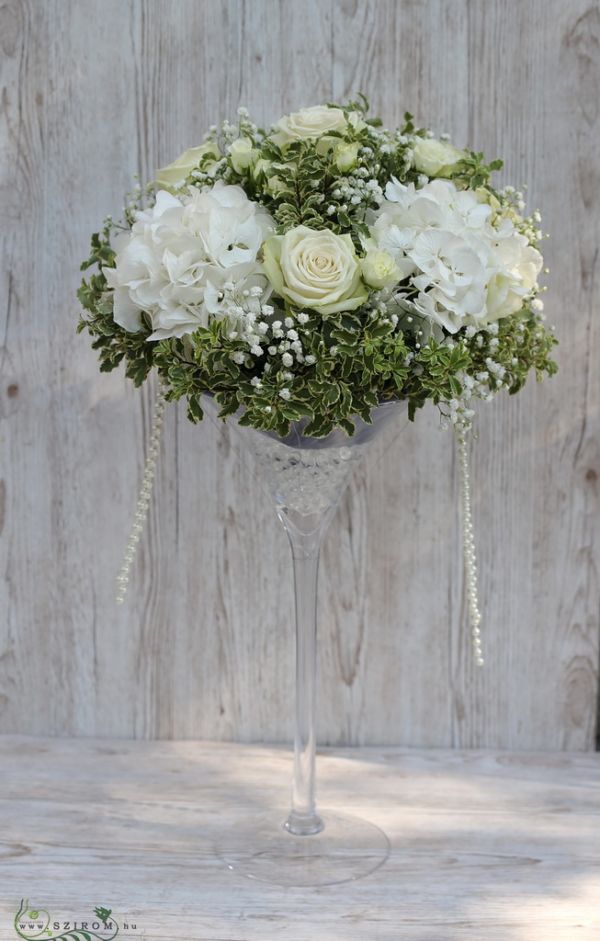 Centerpiece in coctail vase (hydrangea, rose, white)