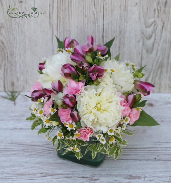 Blumenarrangement in einem Glaswürfel (Pfingstrose, Alstroemeria, Kamille, Weiß, Rosa)