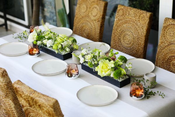 2-piece wedding and event table decoration, modern, airy, with crossing lines (green, white, rose, lisianthus, calla)