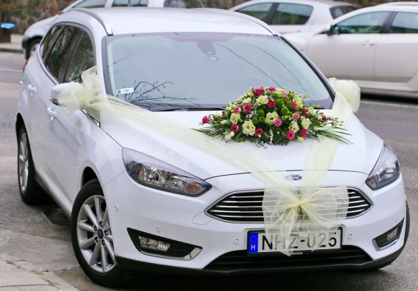 car flower arrangement with organsa ( lisianthus, green, chrysanthemum, pink)