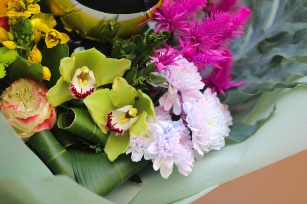 Abschlussstrauß mit Smiley-Ballon und tropischen Blumen